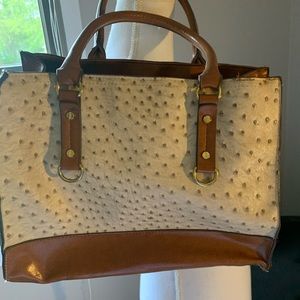 Beautiful handbag in very nice condition. Clean inside. 12x10.